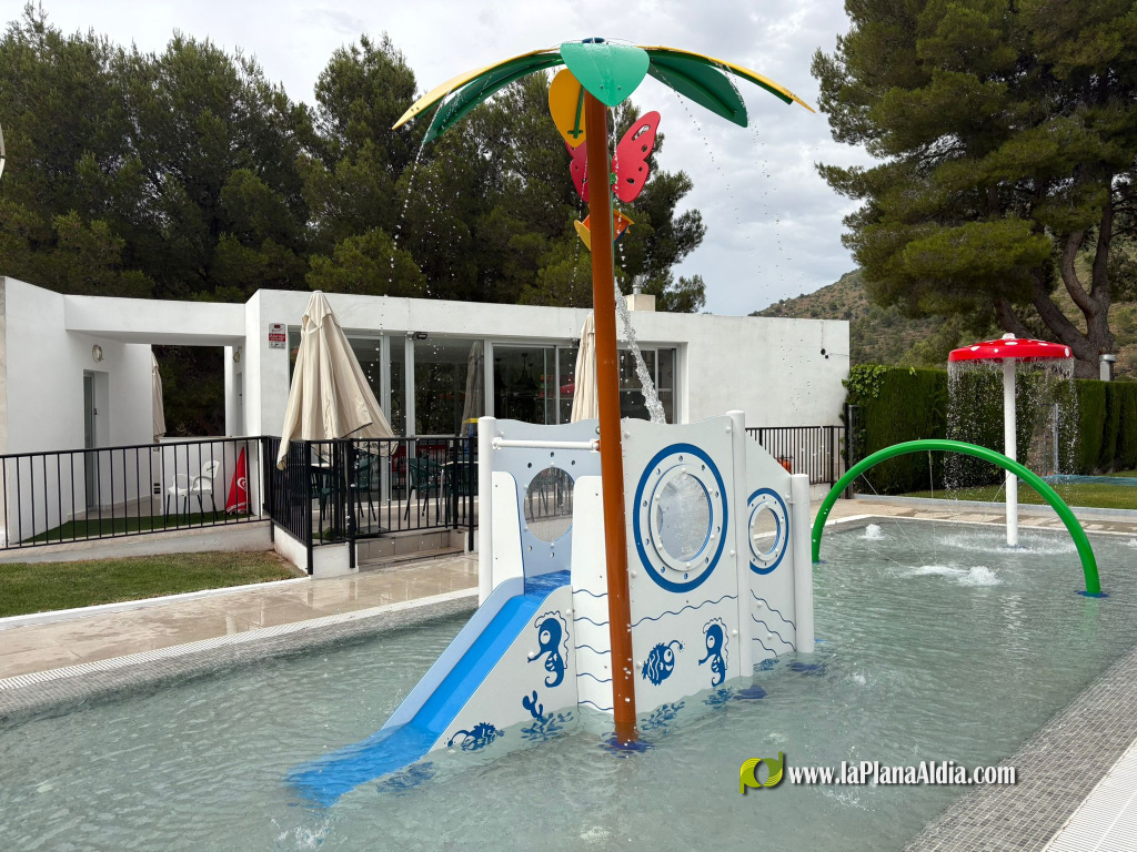 La piscina d'Alfondeguilla inaugura la temporada amb els nous jocs aquàtics infantils