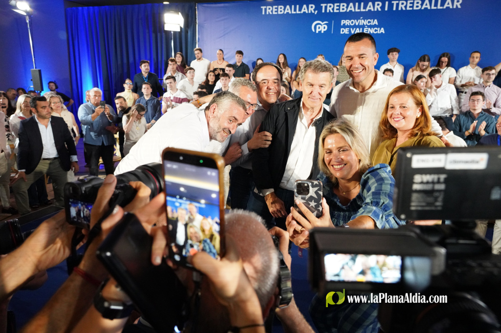 Barrachina celebra el múscul del PP a Sueca en acte amb Feijóo per donar la benvinguda a nous afiliats