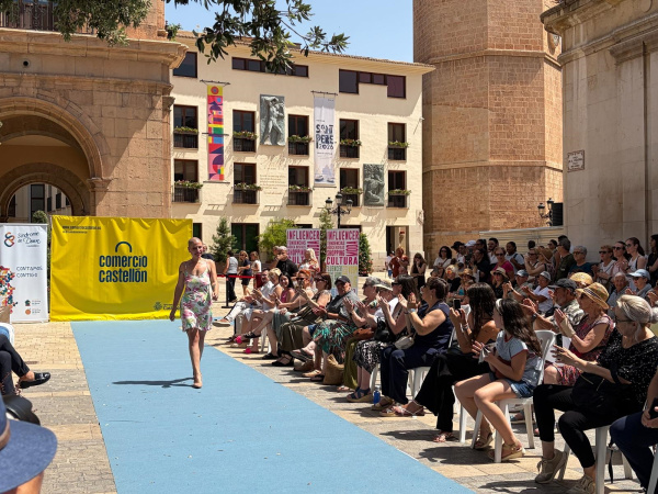 El primer desfile de moda inclusiva reúne a 20 modelos y 9 comercios en la Plaza de la Pescadería