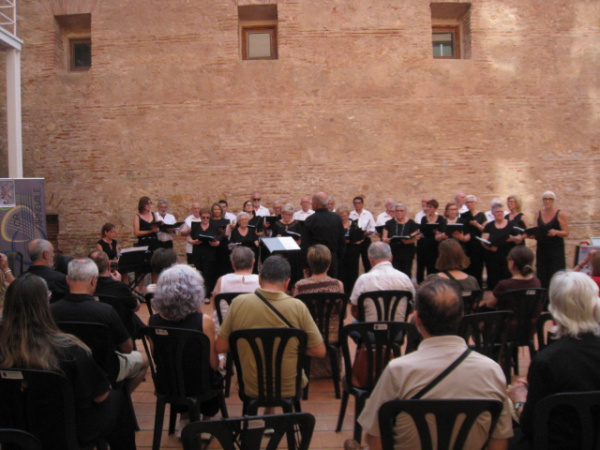 intercambio-coral-entre-castellon-y-burriana-en-el-jardin-arqueologico-de-la-merce
