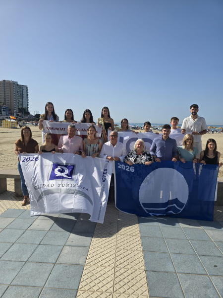 oropesa-del-mar-da-la-bienvenida-al-verano-con-la-izada-de-banderas-de-calidad-en-playas-y-puerto-deportivo