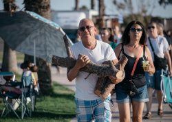 Milers de persones celebren la Nit de Sant Joan a la platja del Gurug�