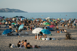 Milers de persones celebren la Nit de Sant Joan a la platja del Gurug�