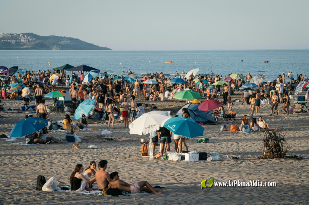 Milers de persones celebren la Nit de Sant Joan a la platja del Gurug�