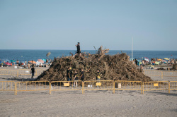 Milers de persones celebren la Nit de Sant Joan a la platja del Gurug�