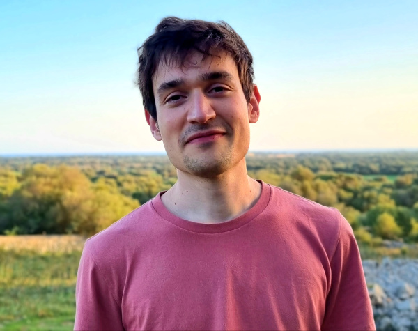 Arnau Padilla gana el 3.º Premio Mariola para poetas inéditos