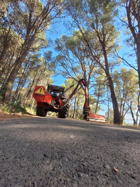 el-ayuntamiento-de-rossell-inicia-el-desbroce-y-la-limpieza-de-caminos-rurales-para-mejorar-la-seguridad-y-la-accesibilidad