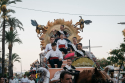 La Cavalcada del Mar recupera les seues arrels marineres amb la carrossa de Nept� al Grau de Castell�, en la primera gran jornada de les festes de Sant Pere de 2026.