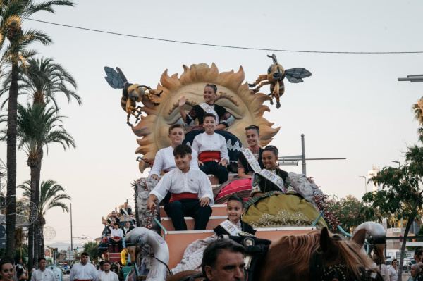 la-cavalcada-de-la-mar-recupera-sus-raices-marineras-con-la-carroza-de-neptuno