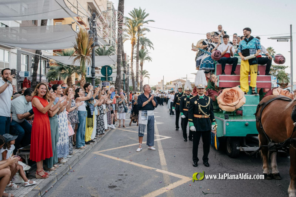 La Cavalcada del Mar recupera les seues arrels marineres amb la carrossa de Nept� al Grau de Castell�, en la primera gran jornada de les festes de Sant Pere de 2026.