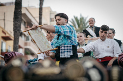 La Cavalcada del Mar recupera les seues arrels marineres amb la carrossa de Nept� al Grau de Castell�, en la primera gran jornada de les festes de Sant Pere de 2026.