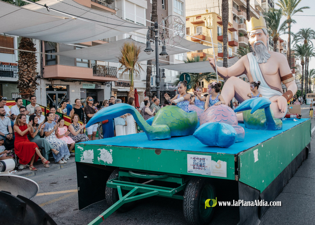 La Cavalcada del Mar recupera les seues arrels marineres amb la carrossa de Nept� al Grau de Castell�, en la primera gran jornada de les festes de Sant Pere de 2026.