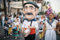 La Cavalcada del Mar recupera les seues arrels marineres amb la carrossa de Nept� al Grau de Castell�, en la primera gran jornada de les festes de Sant Pere de 2026.