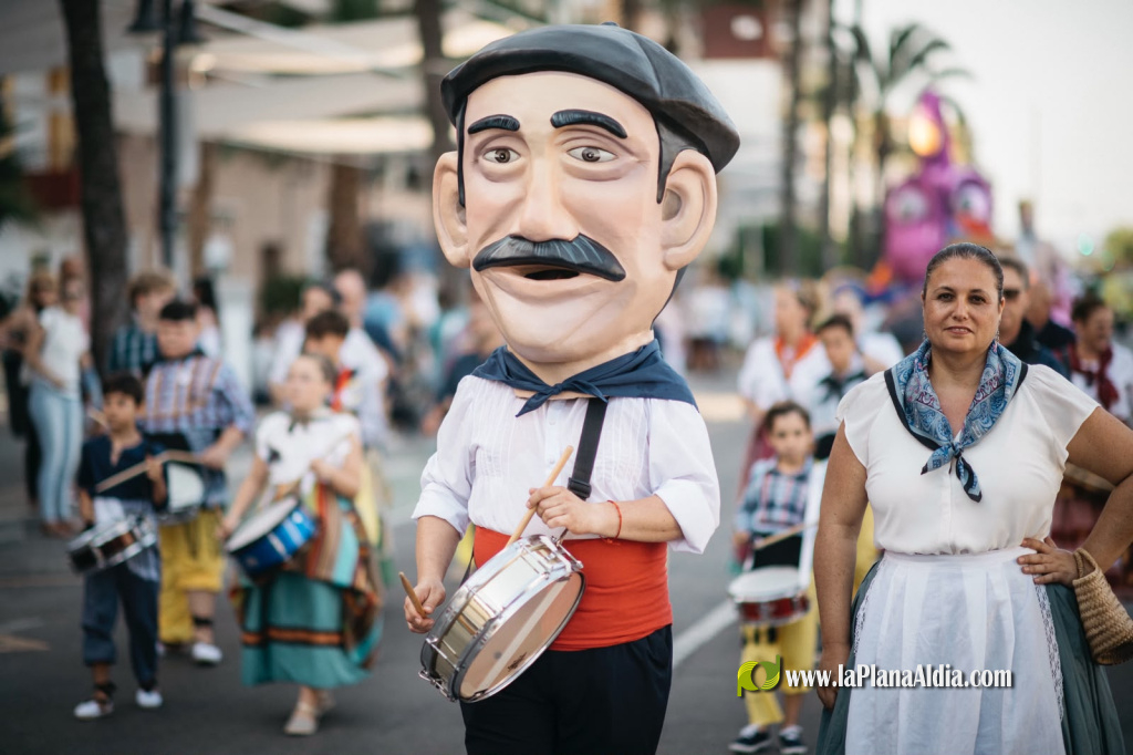 La Cavalcada del Mar recupera les seues arrels marineres amb la carrossa de Nept� al Grau de Castell�, en la primera gran jornada de les festes de Sant Pere de 2026.