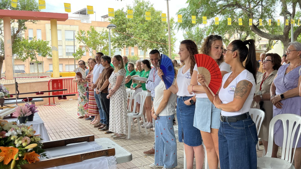 La misa solemne en honor de la Mare de Déu de l’Amor Hermós y de la Mare de Déu del Rocío inaugura las fiestas del Barri El Progrés con procesión