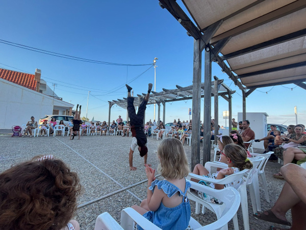 Circ a la Mar llega al verano de Almassora con malabares, equilibrio y diversión