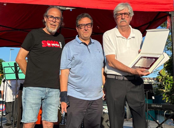 El Ayuntamiento reconoce a Els de la Fileta durante la programación 'A l'estiu tot lo mon viu'