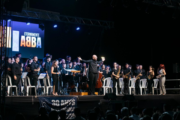 Cerca de un millar de personas asiste al concierto de la Unión Musical del Grao en las fiestas de Sant Pere