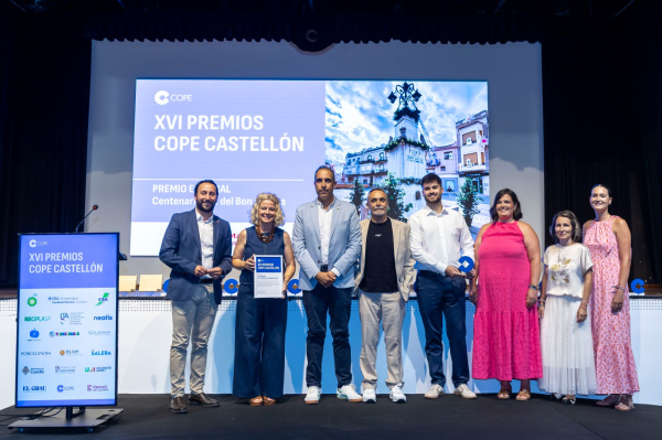 cabanes-recibe-el-premio-especial-de-cope-castellon-por-el-centenario-de-las-fiestas-del-agua-y-el-espectaculo-100-a-la-font
