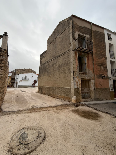 Tírig impulsa la ampliación del acceso a la plaza del Mercat mediante la adquisición y demolición de una vivienda