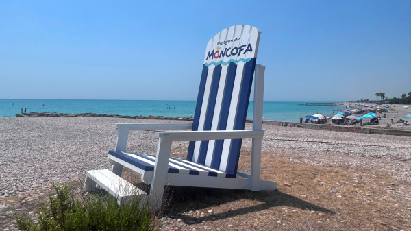 moncofa-instala-una-hamaca-gigante-en-la-playa-de-masbo-para-reforzar-su-atractivo-turistico