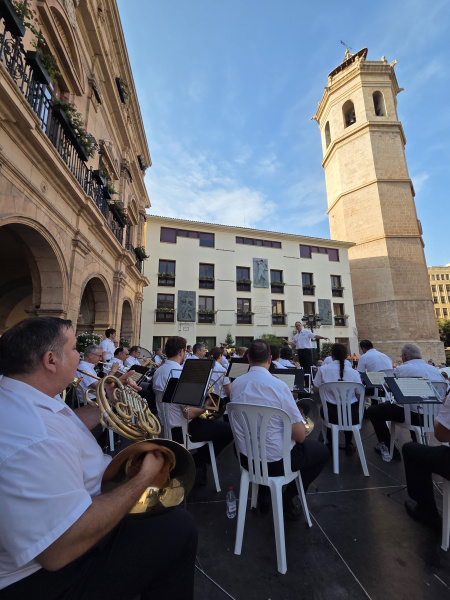 castellon-inicia-los-actos-en-honor-a-san-cristobal-con-el-concierto-de-la-banda-municipal-en-la-plaza-mayor