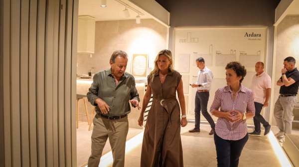 ballester-destaca-la-innovacion-ceramica-de-peronda-en-su-bicentenario
