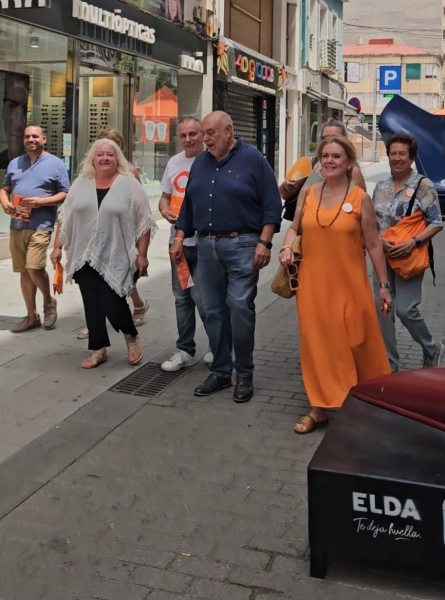 Ciudadanos Elda celebra jornada de participación en la calle y De Moya elogia su labor