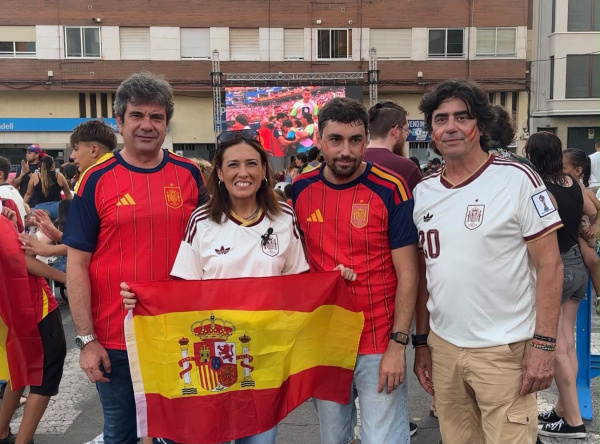 Almassora vibra con la semifinal del Mundial: plaza España acoge a aficionados frente a una pantalla gigante