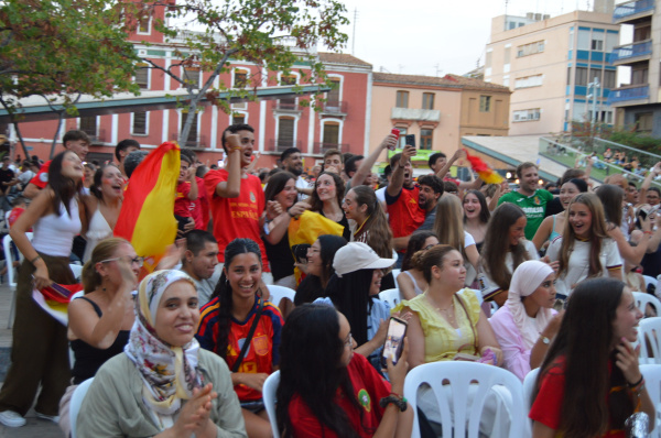 la-plaza-mayor-de-vila-real-reune-a-mas-de-1-200-personas-para-seguir-en-directo-la-semifinal-del-mundial-entre-espa-a-y-francia