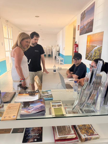 La Tourist Info de Almassora traslada su atención a la playa para acercar la información turística en verano