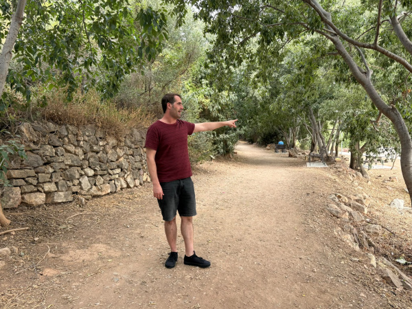 El Ayuntamiento de Vall d'Uixó mejora el refugio climático verde de la senda de Quistel con mobiliario urbano