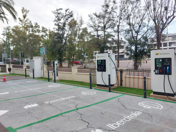 iberdrola-instala-puntos-de-recarga-para-vehiculos-electricos-en-benicassim-junto-al-recinto-de-festivales