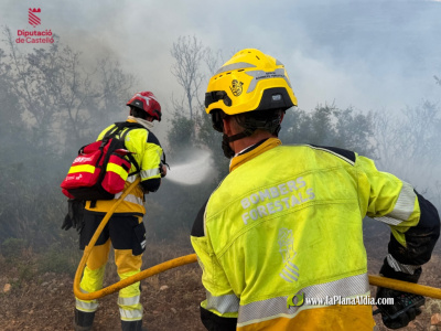 el-consorcio-de-bomberos-de-castellon-trabaja-desde-esta-tarde-en-un-incendio-forestal-declarado-en-cati-al-parecer-por-posible-caida-de-rayo