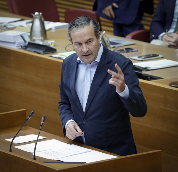 Pastor acusa a Morant de incoherencia y celebra la aprobación de los presupuestos de la Generalitat para 2026