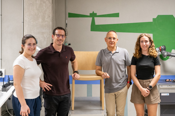 La UPV desarrolla un robot para pintar muebles que imita el movimiento humano
