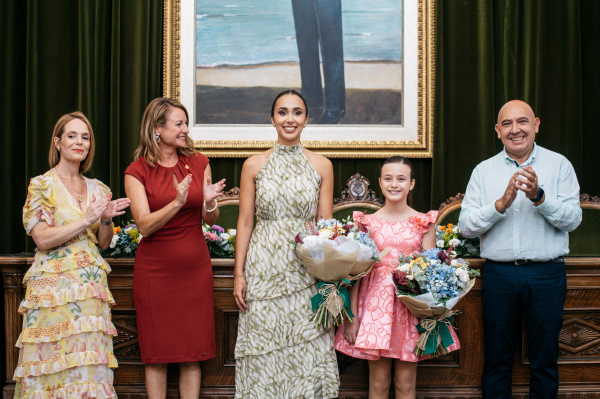 Begoña Carrasco recibe a las Reinas de las Fiestas y a las Damas en el Salón de Plenos de Castellón