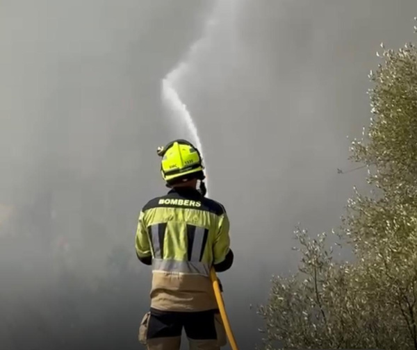Los Bomberos de Castellón se relevan para seguir colaborando en la extinción del incendio forestal de la Vall d'Uixó