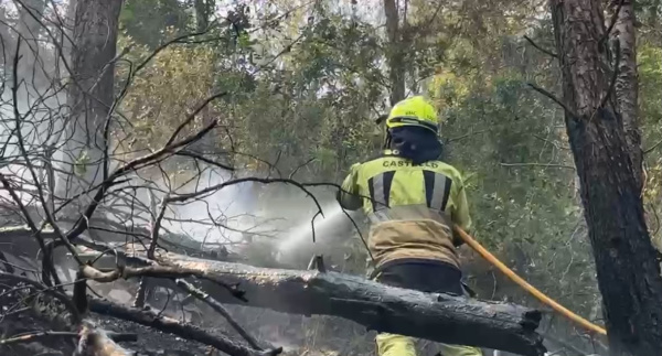 castellon-mantiene-activo-el-dispositivo-para-controlar-el-incendio-de-la-vall-d-uixo