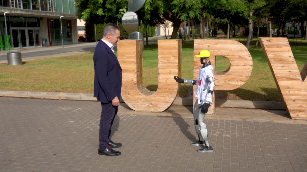 La UPV celebra el final del curso con un vídeo humanoide para desear felices vacaciones a su comunidad