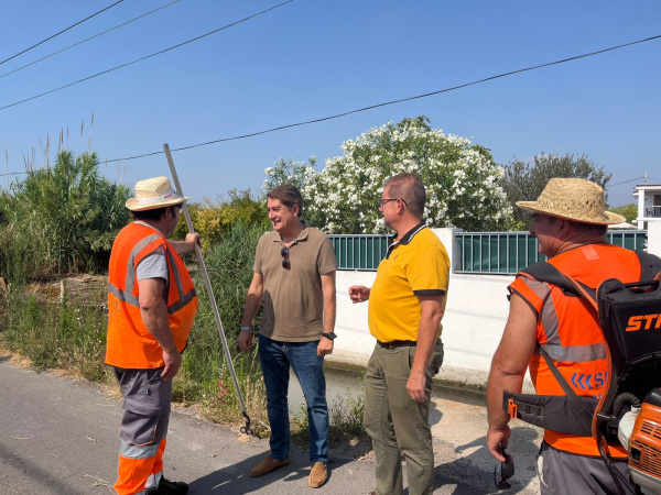 El Ayuntamiento intensifica la limpieza en los caminos de la Marjaleria ante peticiones vecinales