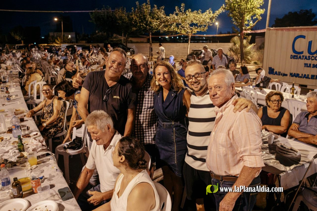 Begoña Carrasco asiste a la cena vecinal de las fiestas de la Marjaleria ante 350 vecinos