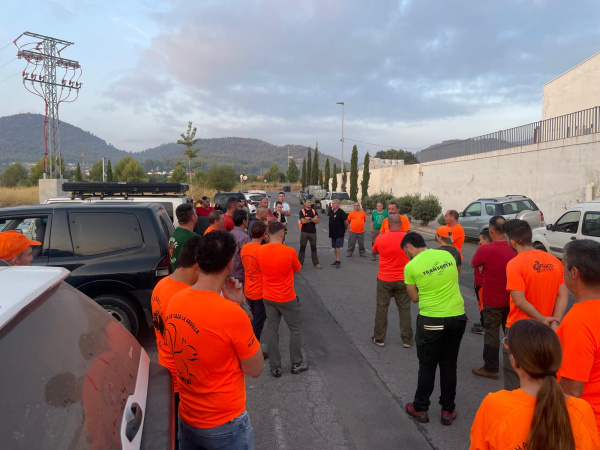 Cazadores reponen agua y alimento para la fauna tras incendio en la Vall d'Uixó