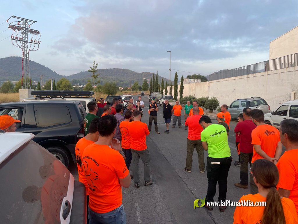 Cazadores reponen agua y alimento para la fauna tras incendio en la Vall d'Uixó