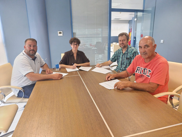 Almenara firma sus primeros convenios anuales con los cuatro motores de riego de la marjal para hacer frente al incremento de costes energéticos