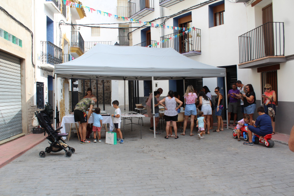 L'Alcúdia de Veo recupera el somriure dels xiquets amb un taller d'estergit i socarrats tradicionals