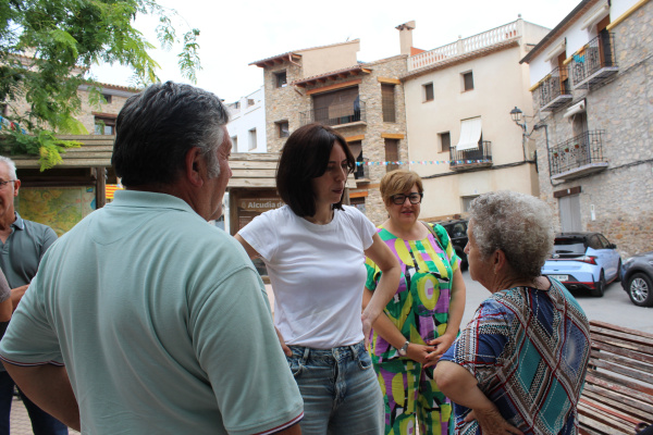 diana-morant-visita-l-alcudia-de-veo-para-trasladar-el-apoyo-del-gobierno-tras-el-incendio-de-la-serra-d-espada