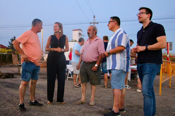 bego-a-carrasco-acompa-a-a-los-vecinos-de-benadressa-en-sus-fiestas-de-verano
