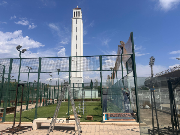 castellon-inicia-la-ejecucion-de-la-manzana-albinegra-con-el-traslado-de-las-pistas-de-padel-junto-al-estadio-municipal-sky-fi-castalia