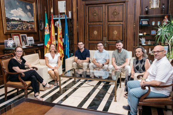 bego-a-carrasco-recibe-a-la-nueva-gestora-de-gaiates-y-avanza-la-colaboracion-para-la-promocion-y-puesta-en-valor-del-monumento-gaiatero
